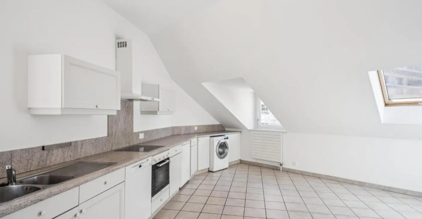 Bright 3-room attic apartment - Photo 3 of 9