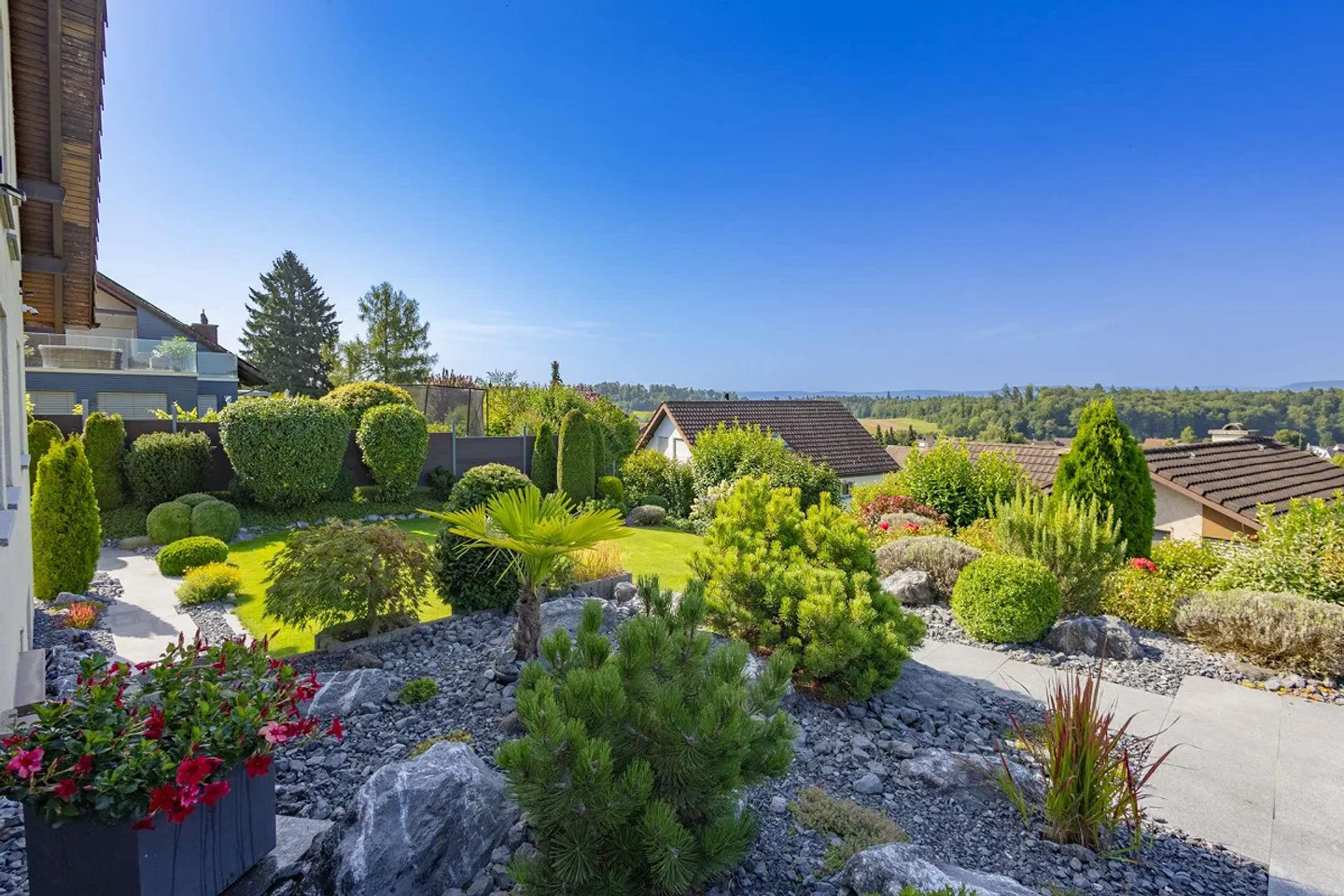 La tua casa con carattere da villa? Spaziosa casa unifamiliare di 7,5 stanze a Nürensdorf con idillio giardino e vista sulle Alpi - Foto 6 di 32