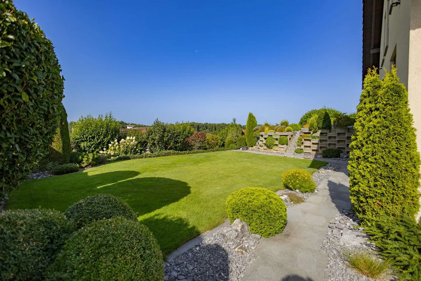 La tua casa con carattere da villa? Spaziosa casa unifamiliare di 7,5 stanze a Nürensdorf con idillio giardino e vista sulle Alpi - Foto 7 di 32