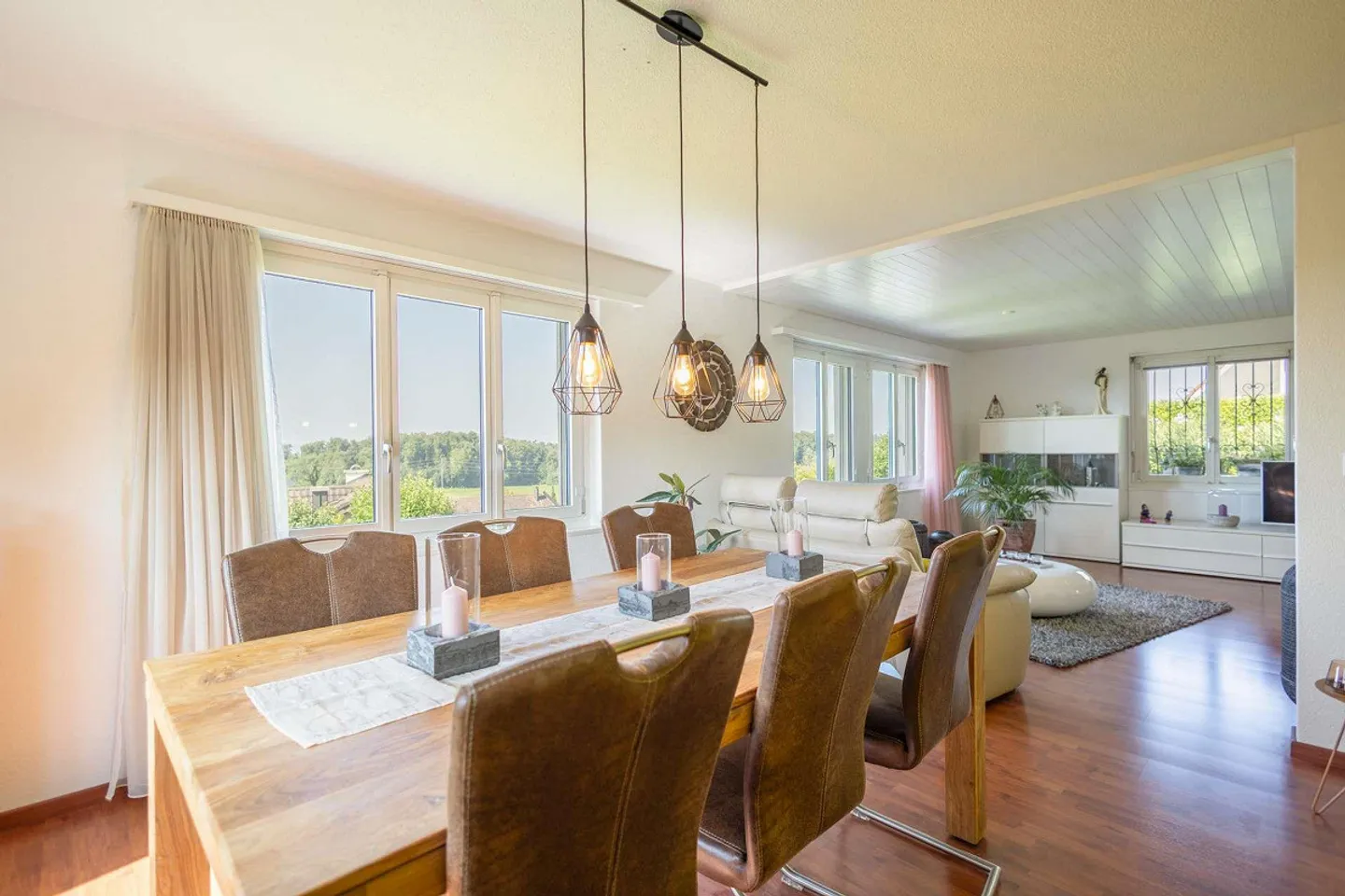 La tua casa con carattere da villa? Spaziosa casa unifamiliare di 7,5 stanze a Nürensdorf con idillio giardino e vista sulle Alpi - Foto 8 di 32