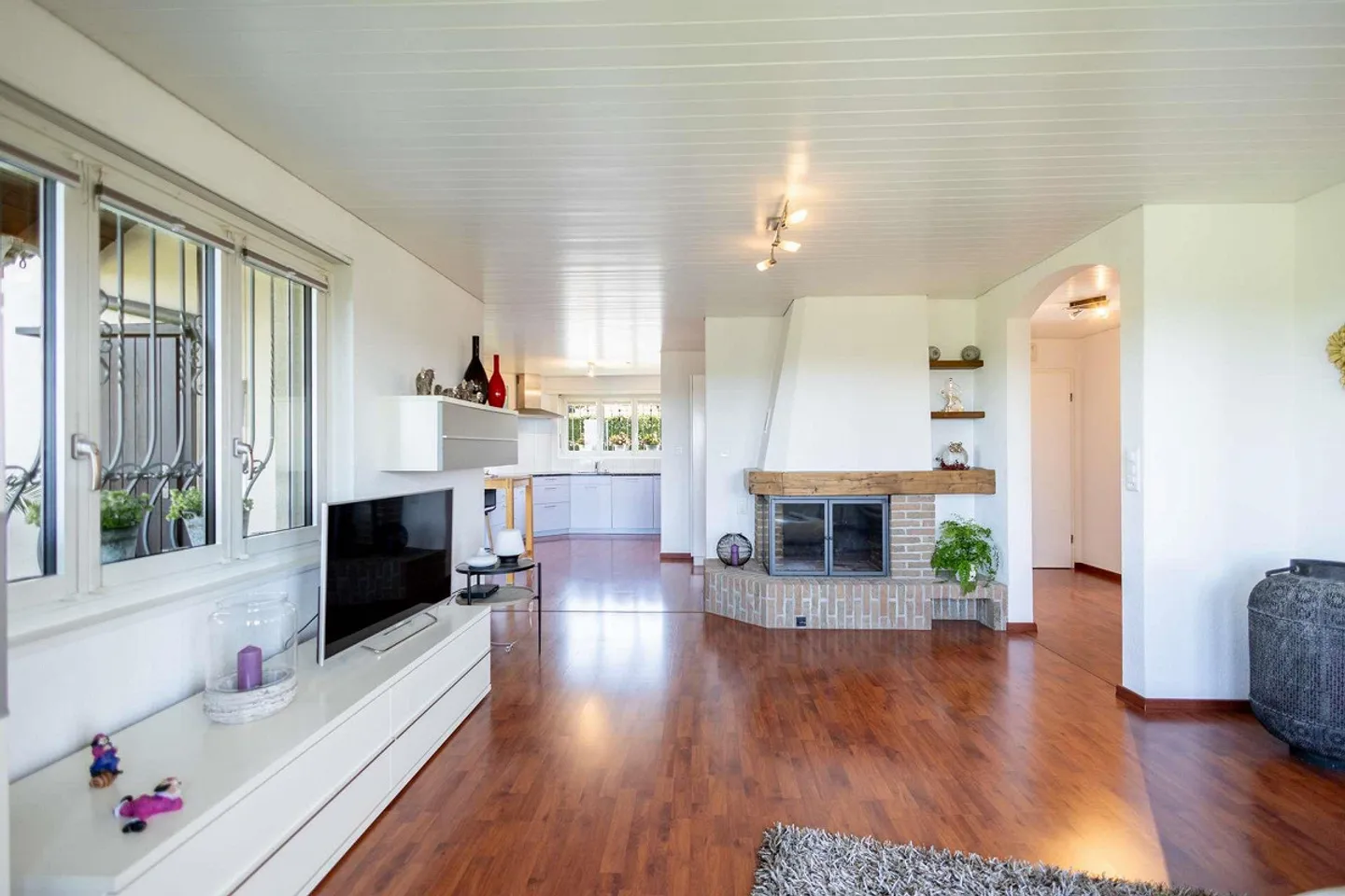 La tua casa con carattere da villa? Spaziosa casa unifamiliare di 7,5 stanze a Nürensdorf con idillio giardino e vista sulle Alpi - Foto 9 di 32