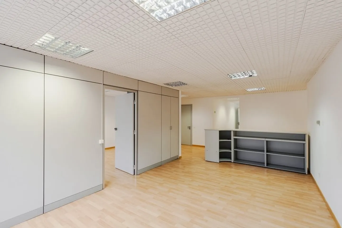 BIOGGIO - AFFITTASI AMPIO UFFICIO IN POSIZIONE STRATEGICA (rif. 013) - Foto 2 di 18