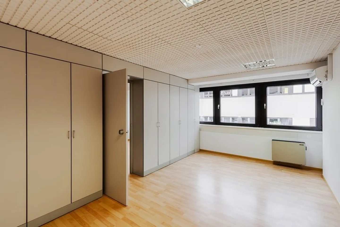 BIOGGIO - AFFITTASI AMPIO UFFICIO IN POSIZIONE STRATEGICA (rif. 013) - Foto 4 di 18