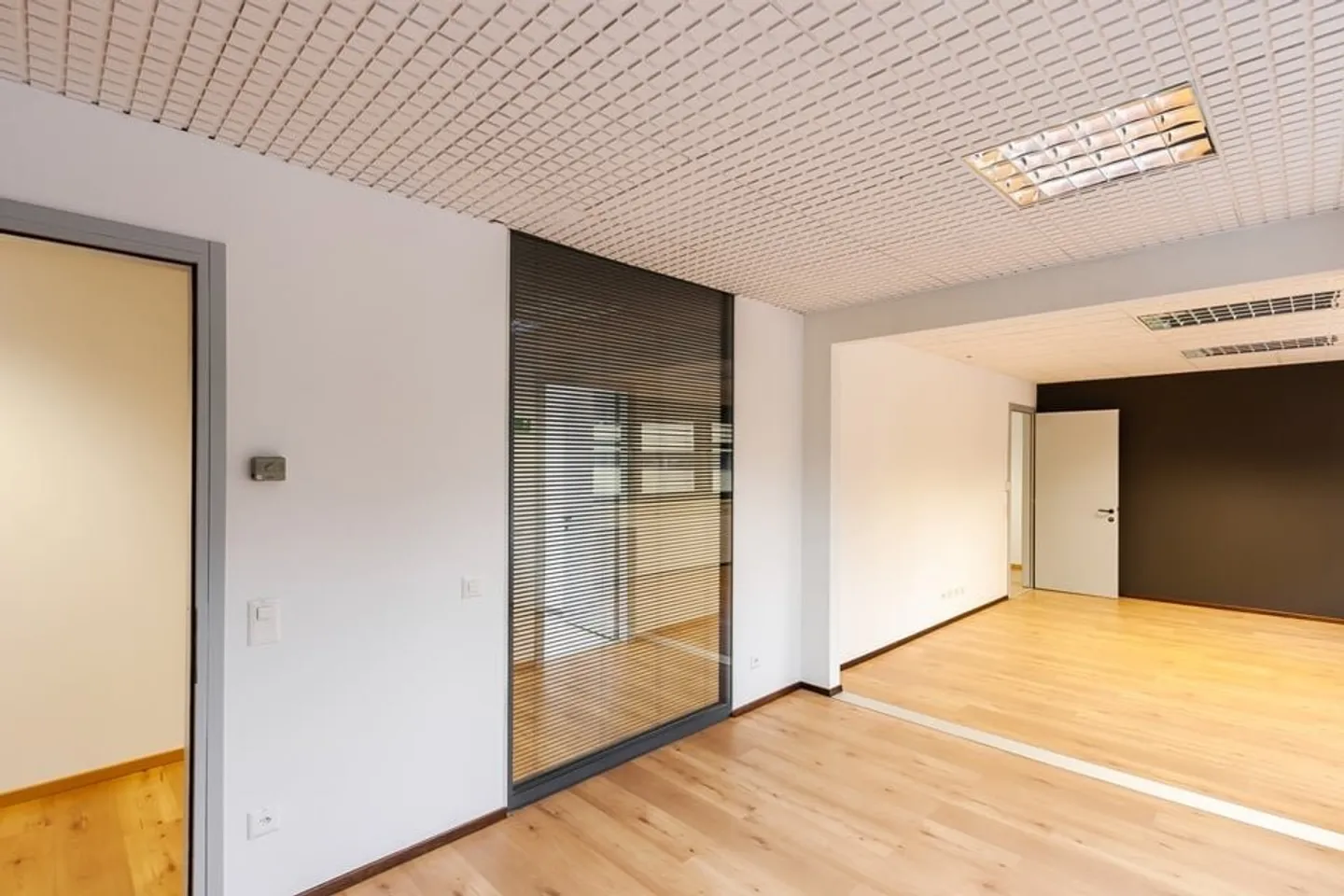 BIOGGIO - AFFITTASI AMPIO UFFICIO IN POSIZIONE STRATEGICA (rif. 013) - Foto 6 di 18