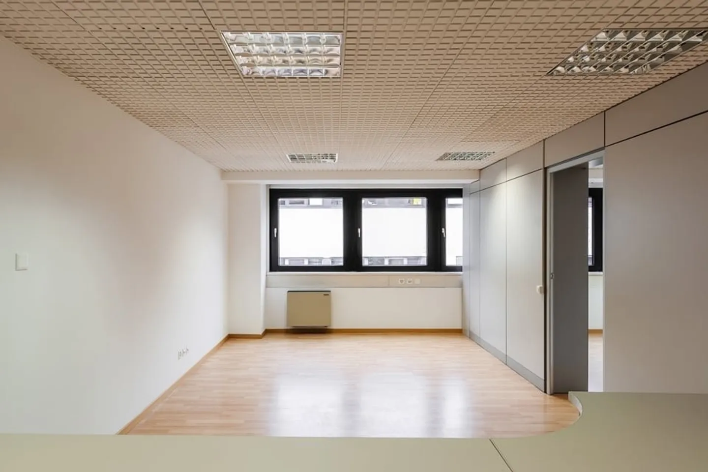 BIOGGIO - AFFITTASI AMPIO UFFICIO IN POSIZIONE STRATEGICA (rif. 013) - Foto 7 di 18