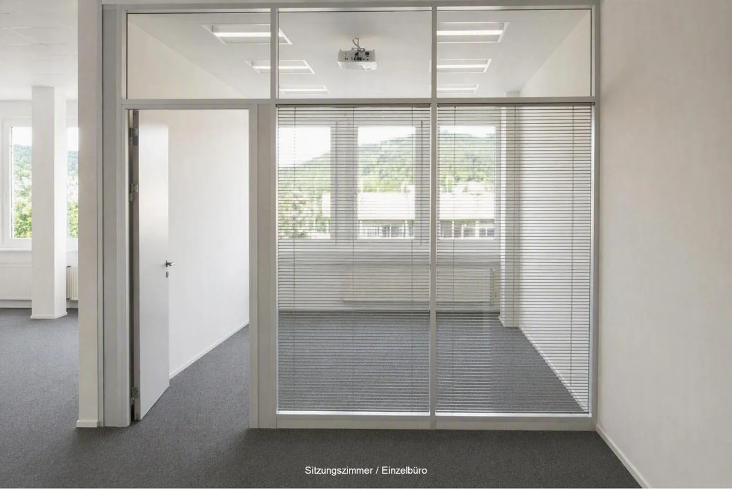 Ufficio luminoso con un ambiente di lavoro ispiratore - Il tuo... - Foto 5 di 7
