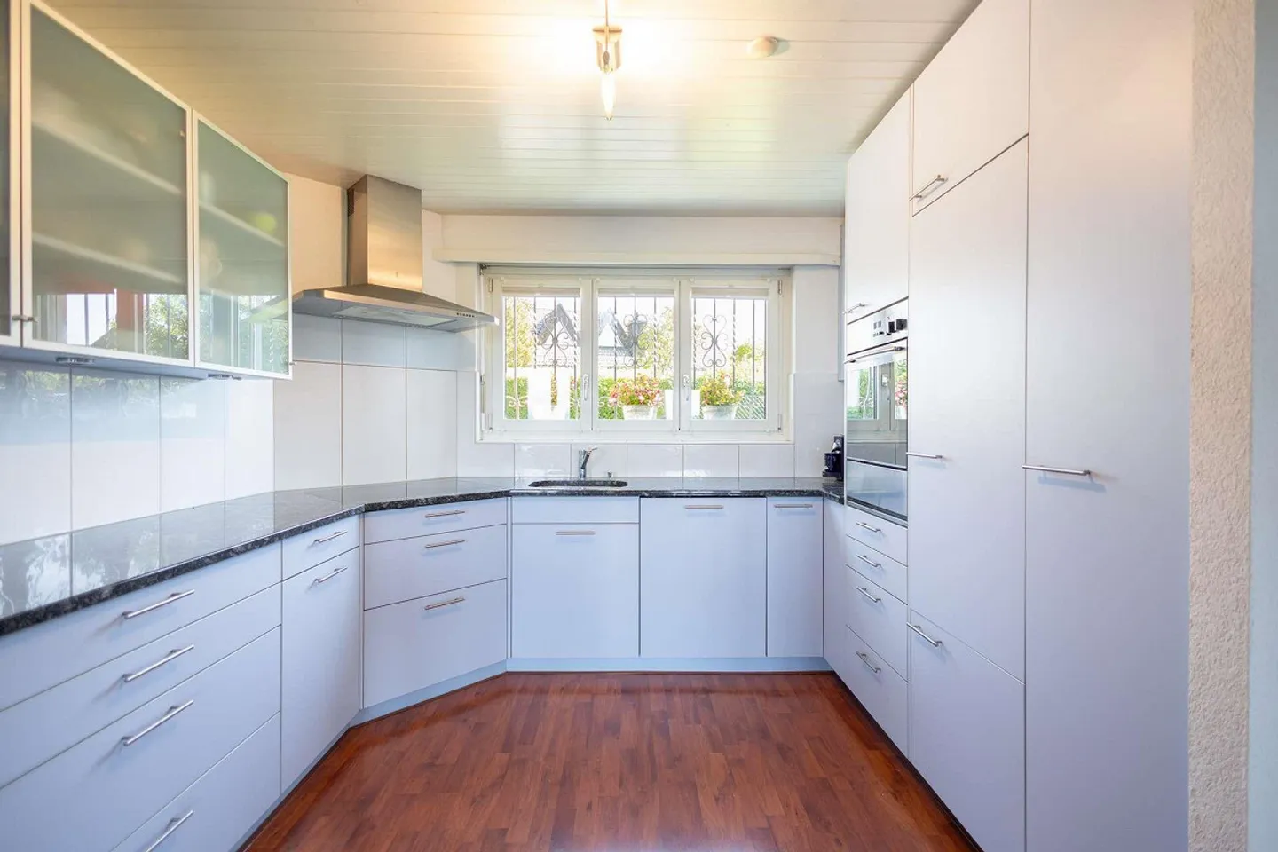 La tua casa con carattere da villa? Spaziosa casa unifamiliare di 7,5 stanze a Nürensdorf con idillio giardino e vista sulle Alpi - Foto 12 di 32