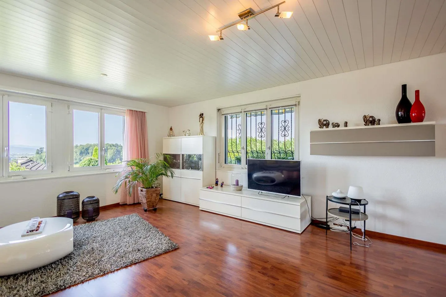 La tua casa con carattere da villa? Spaziosa casa unifamiliare di 7,5 stanze a Nürensdorf con idillio giardino e vista sulle Alpi - Foto 10 di 32