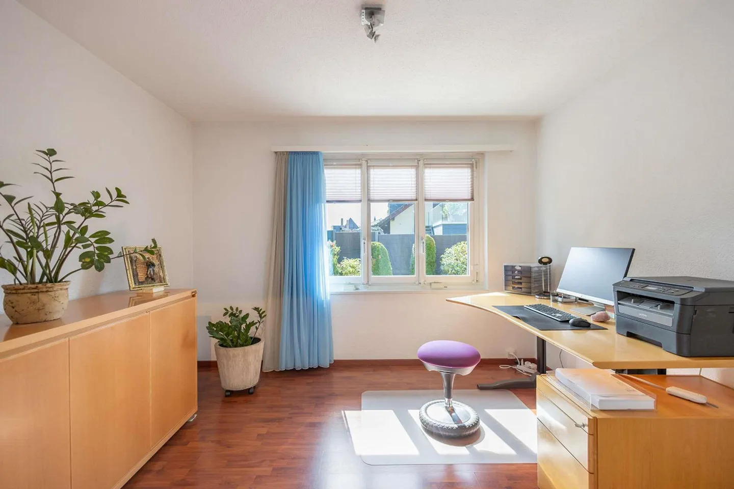 La tua casa con carattere da villa? Spaziosa casa unifamiliare di 7,5 stanze a Nürensdorf con idillio giardino e vista sulle Alpi - Foto 13 di 32