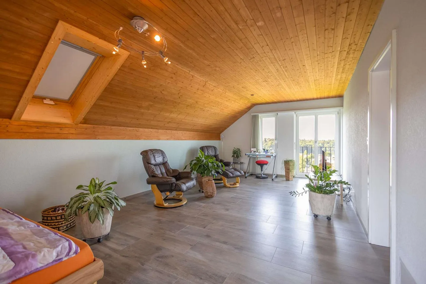 La tua casa con carattere da villa? Spaziosa casa unifamiliare di 7,5 stanze a Nürensdorf con idillio giardino e vista sulle Alpi - Foto 14 di 32