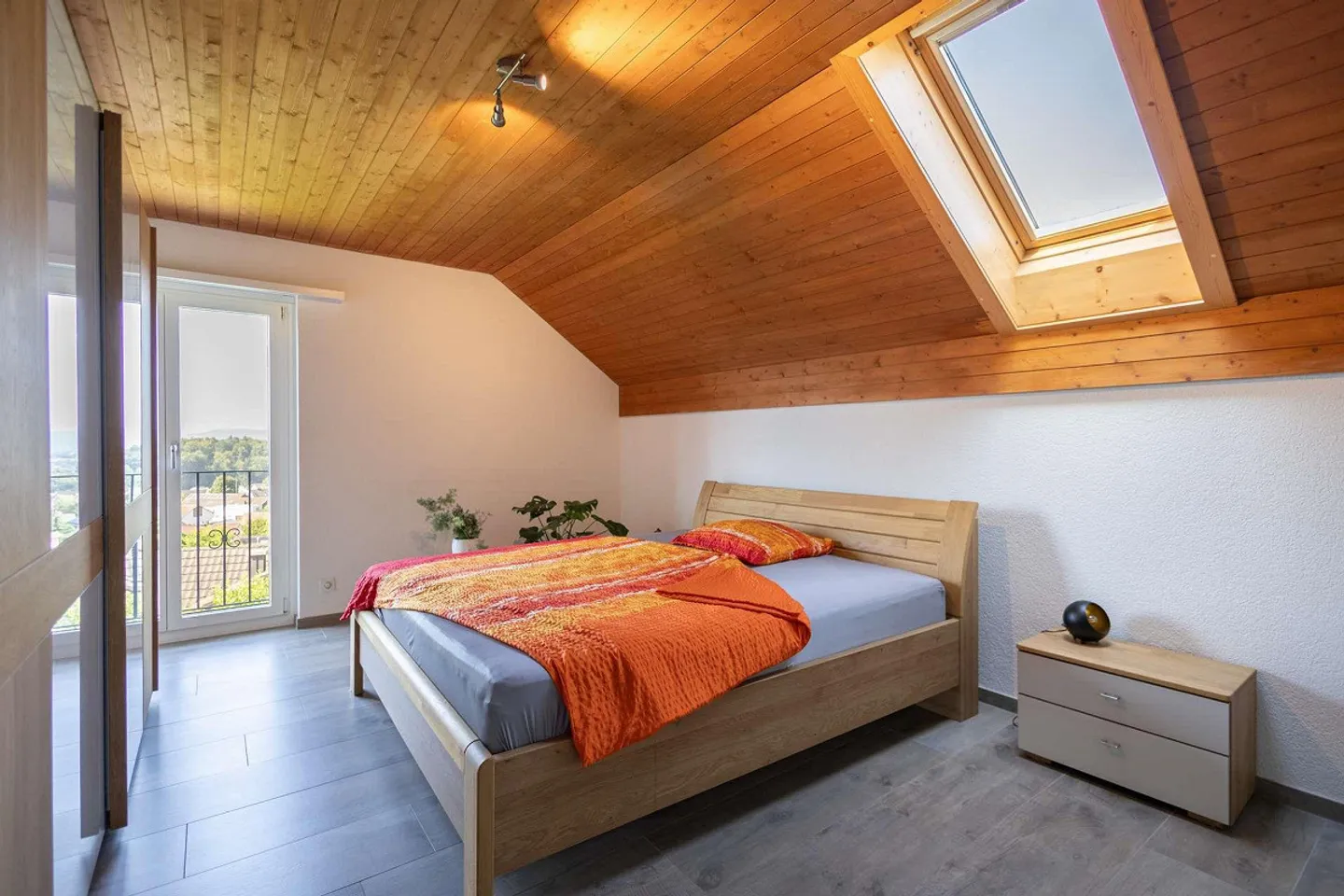 La tua casa con carattere da villa? Spaziosa casa unifamiliare di 7,5 stanze a Nürensdorf con idillio giardino e vista sulle Alpi - Foto 15 di 32