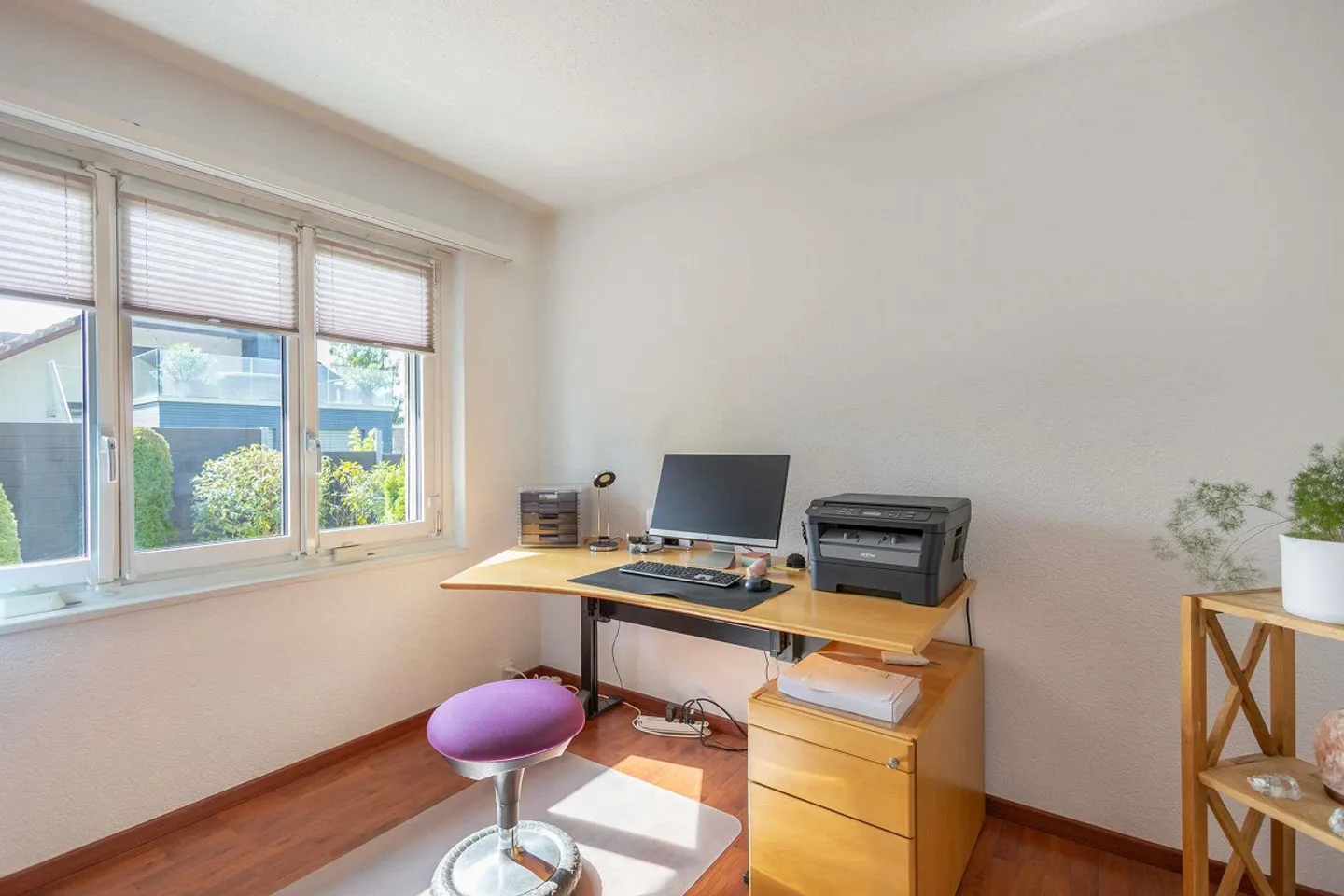 La tua casa con carattere da villa? Spaziosa casa unifamiliare di 7,5 stanze a Nürensdorf con idillio giardino e vista sulle Alpi - Foto 19 di 32