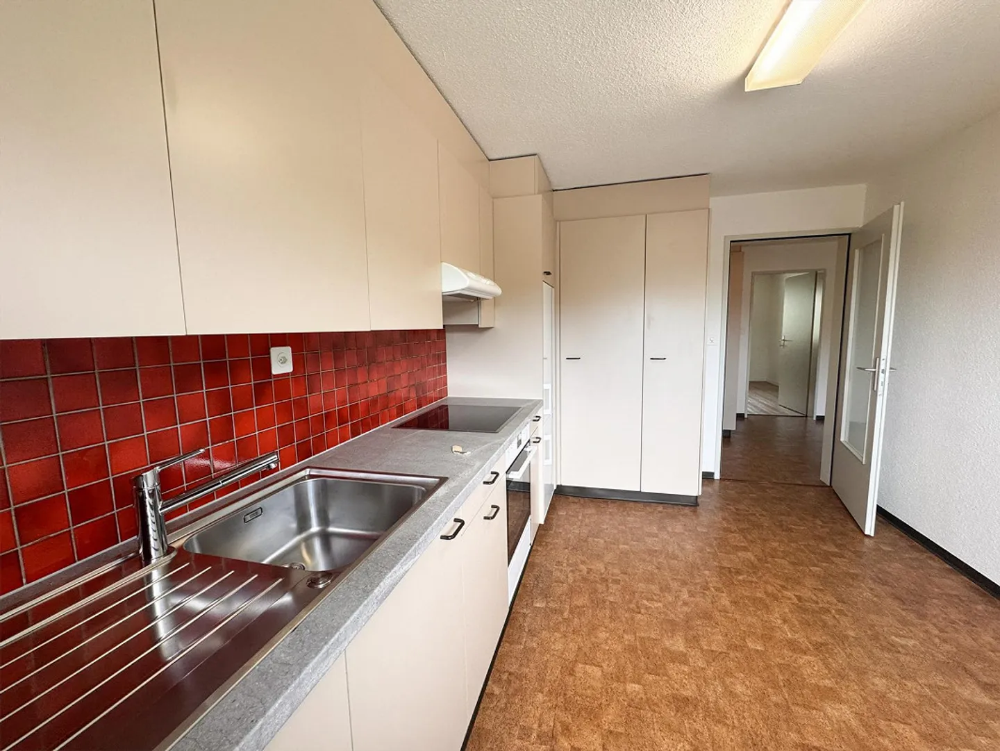 Charming, partially renovated 3.5-room apartment with cozy seating area - Photo 7 of 11