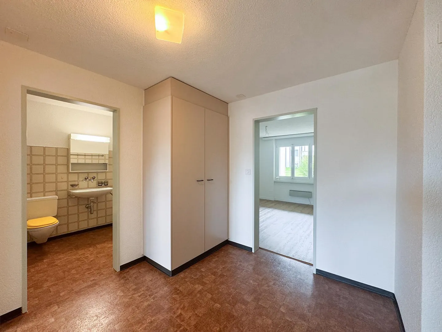 Charming, partially renovated 3.5-room apartment with cozy seating area - Photo 8 of 11