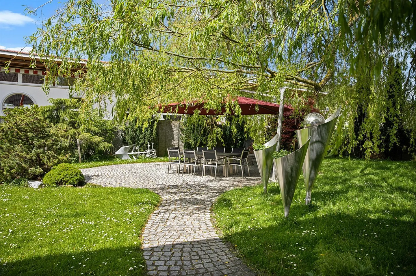 Maison de 6,5 pièces avec jardin paradisiaque. Également adapté comme pension pour animaux. - Photo 2 sur 13