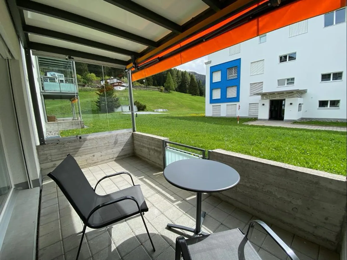 Appartement meublé au rez-de-chaussée avec terrasse dans le quartier populaire de Bündaquartier - Photo 1 sur 13