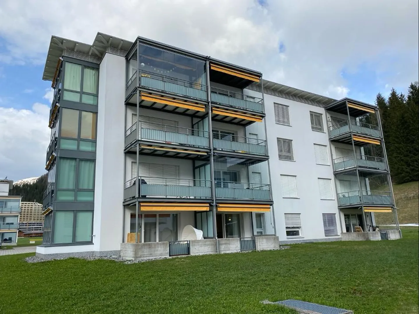 Appartement meublé au rez-de-chaussée avec terrasse dans le quartier populaire de Bündaquartier - Photo 2 sur 13