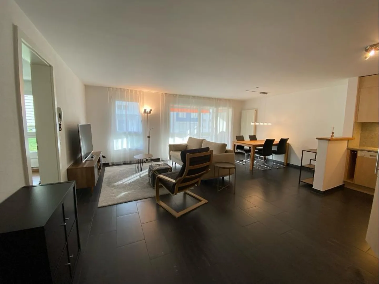 Appartement meublé au rez-de-chaussée avec terrasse dans le quartier populaire de Bündaquartier - Photo 4 sur 13