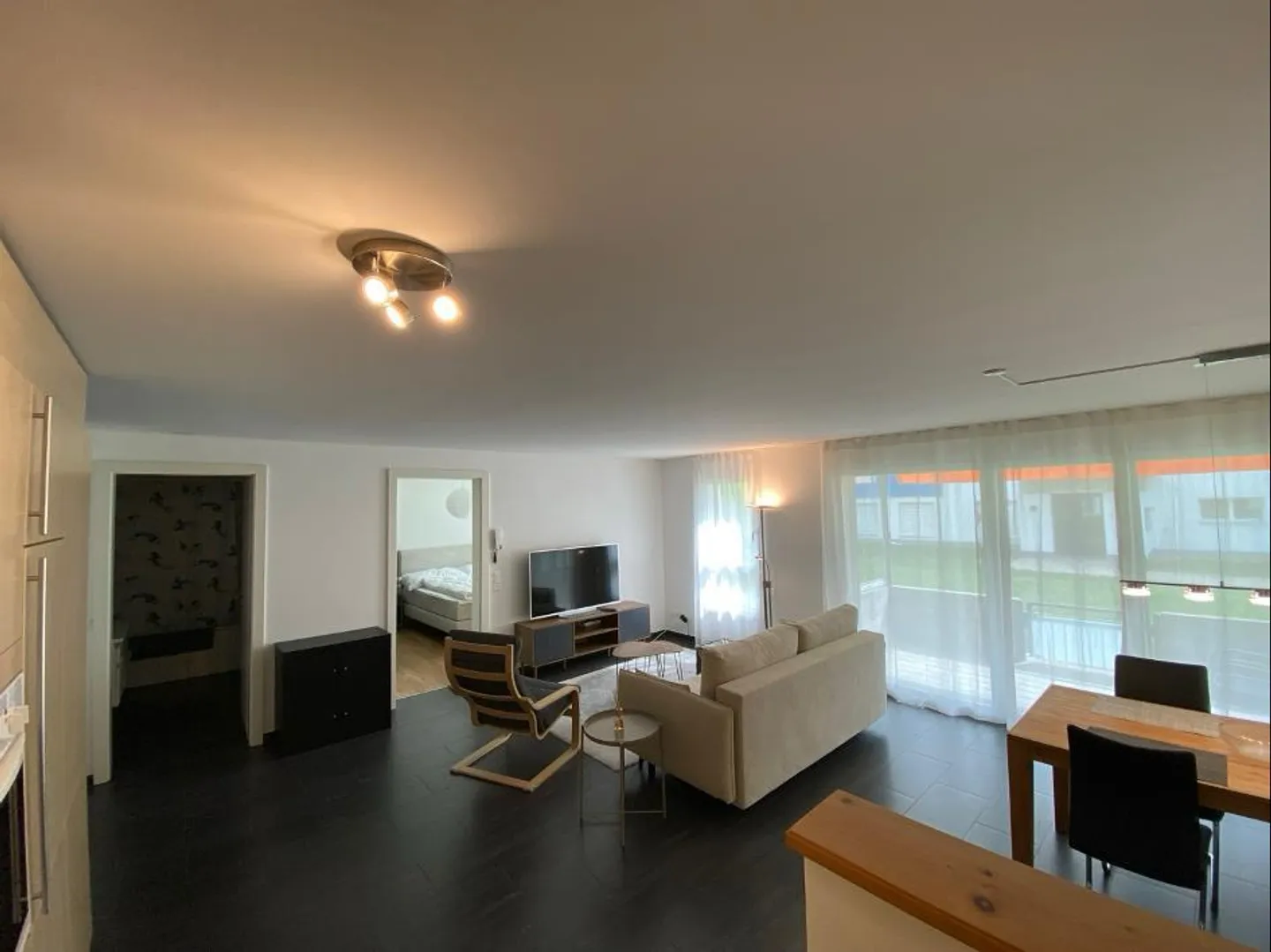 Appartement meublé au rez-de-chaussée avec terrasse dans le quartier populaire de Bündaquartier - Photo 5 sur 13