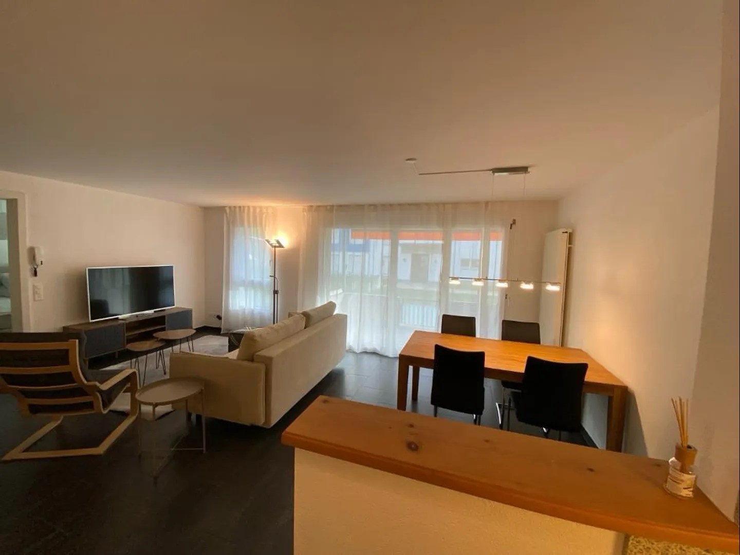 Appartement meublé au rez-de-chaussée avec terrasse dans le quartier populaire de Bündaquartier - Photo 6 sur 13