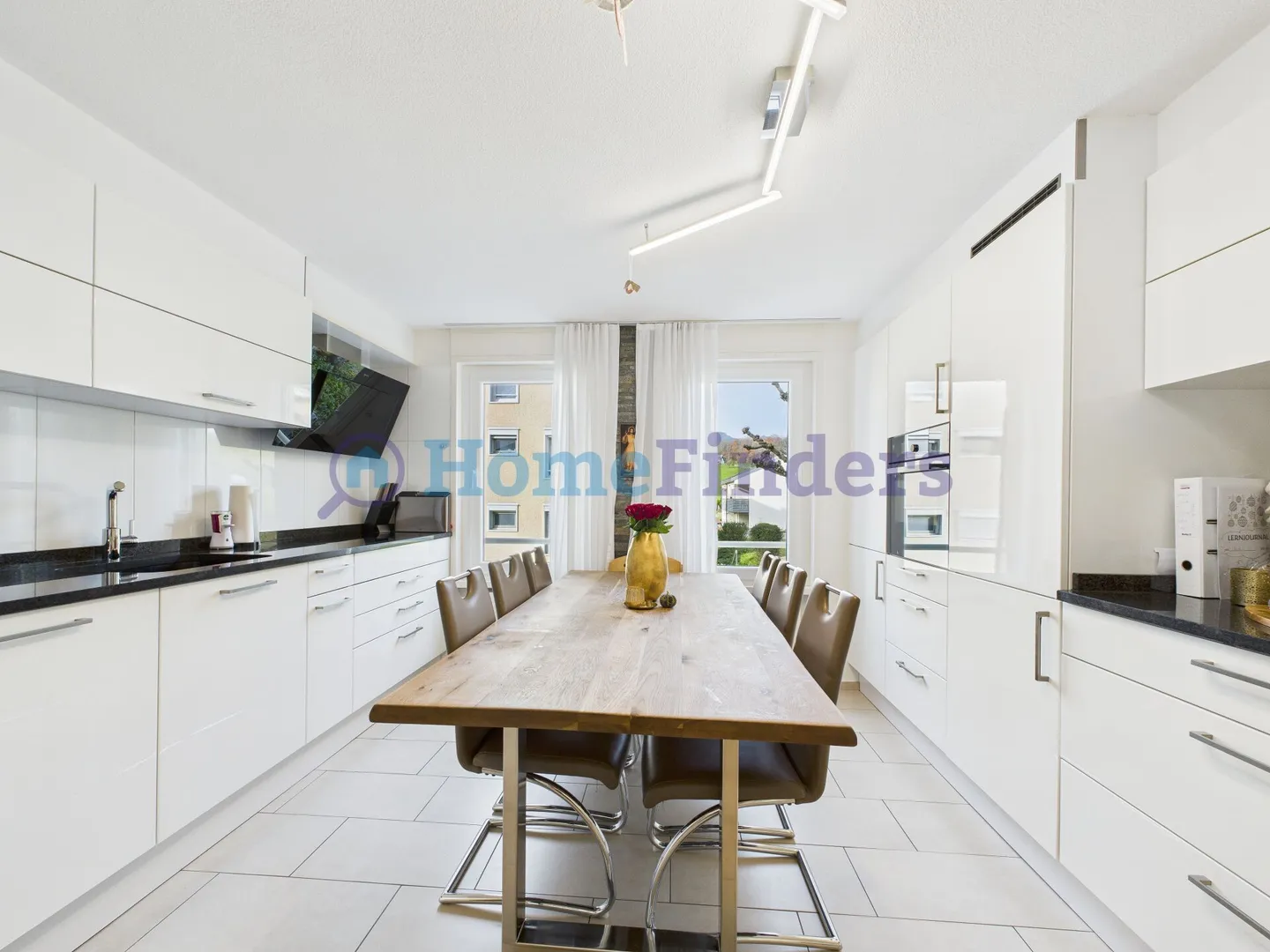 Modern Family Paradise with Apartment - Photo 4 of 7