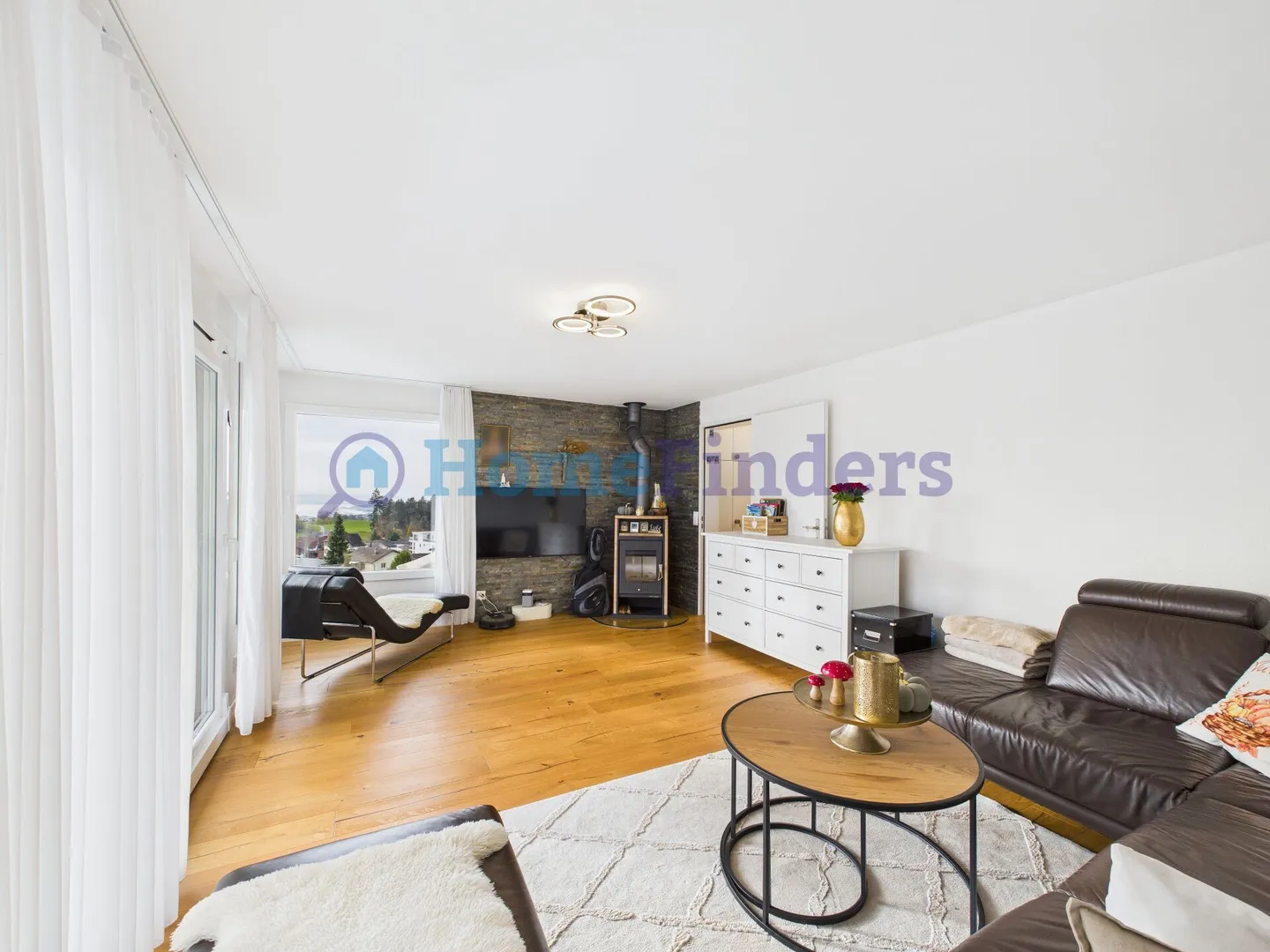 Modern Family Paradise with Apartment - Photo 2 of 7