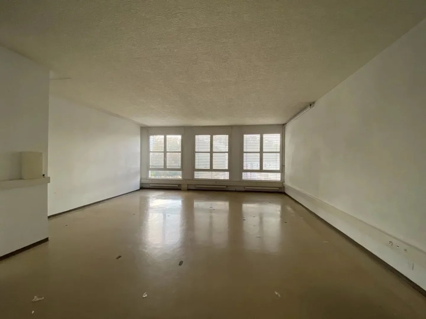 Atelier lumineux en zone industrielle - Photo 2 sur 6