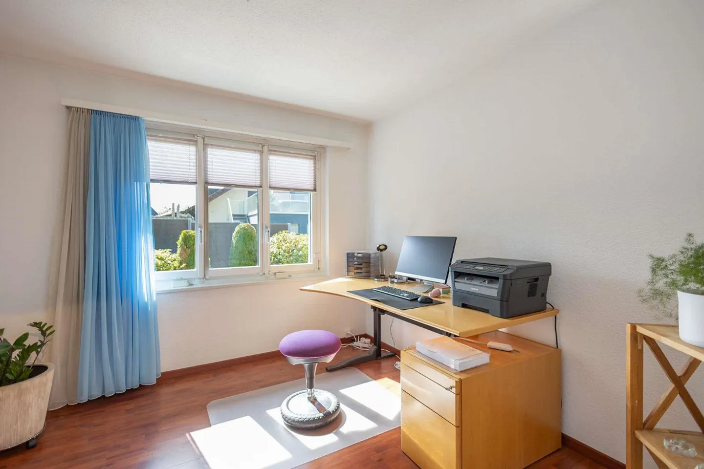 La tua casa con carattere da villa? Spaziosa casa unifamiliare di 7,5 stanze a Nürensdorf con idillio giardino e vista sulle Alpi - Foto 27 di 32