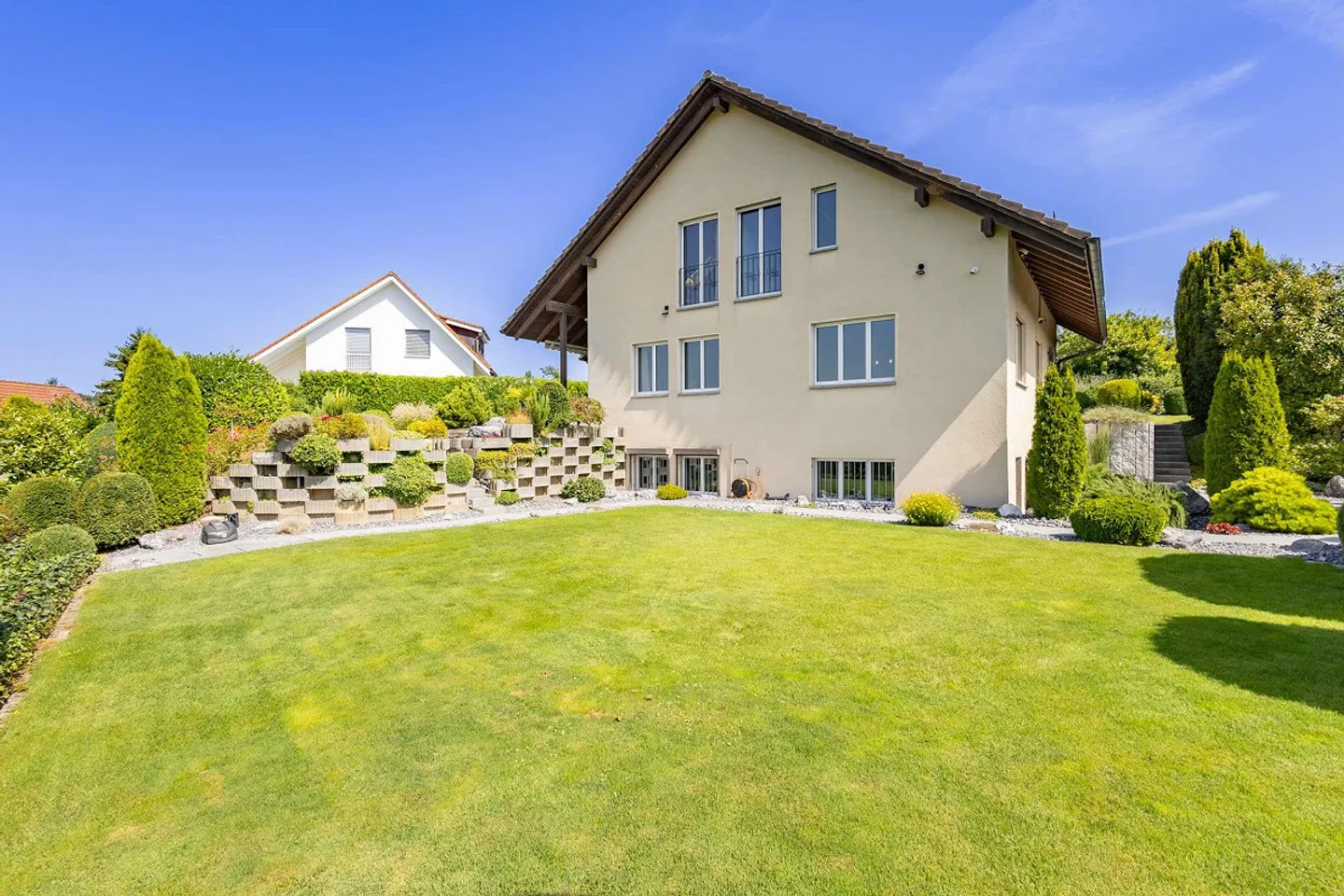 La tua casa con carattere da villa? Spaziosa casa unifamiliare di 7,5 stanze a Nürensdorf con idillio giardino e vista sulle Alpi - Foto 28 di 32