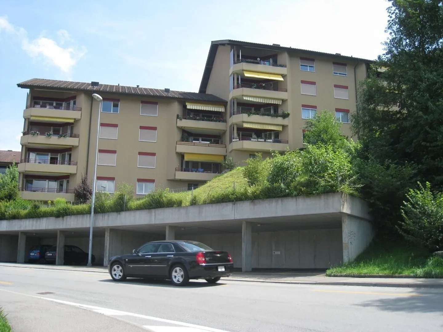 Gedeckter Aussenparkplatz - Foto 1 von 1