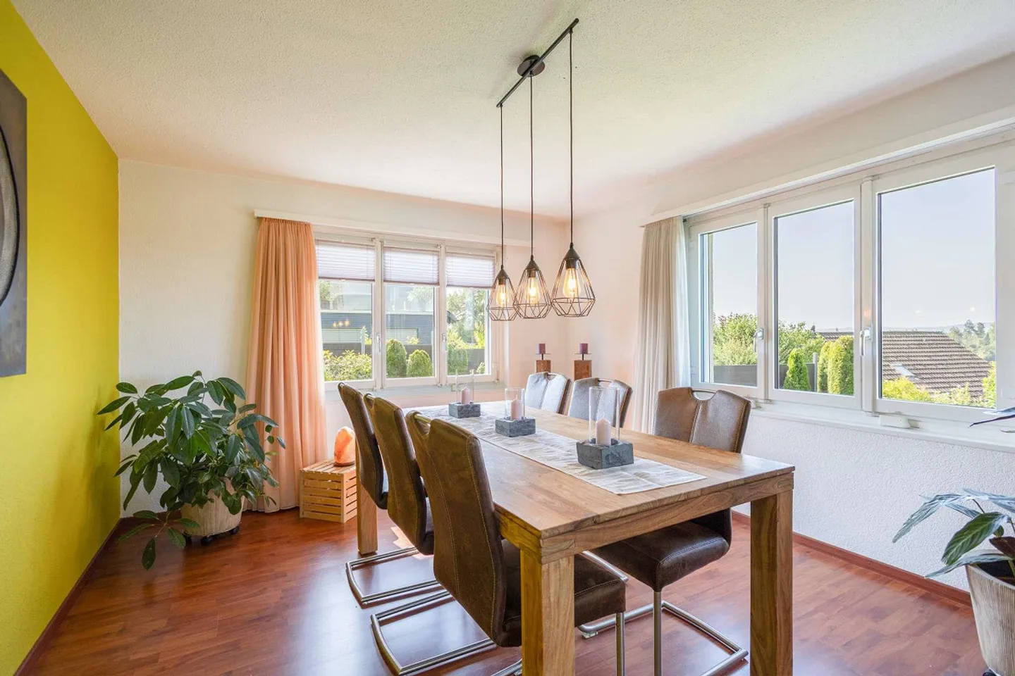 La tua casa con carattere da villa? Spaziosa casa unifamiliare di 7,5 stanze a Nürensdorf con idillio giardino e vista sulle Alpi - Foto 29 di 32