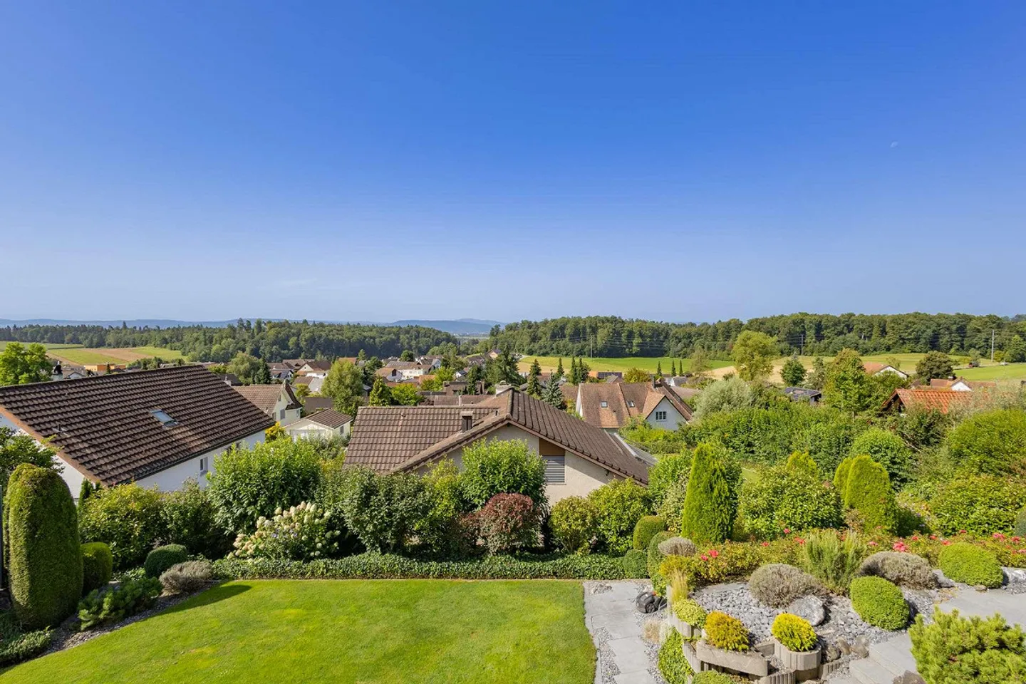 La tua casa con carattere da villa? Spaziosa casa unifamiliare di 7,5 stanze a Nürensdorf con idillio giardino e vista sulle Alpi - Foto 30 di 32