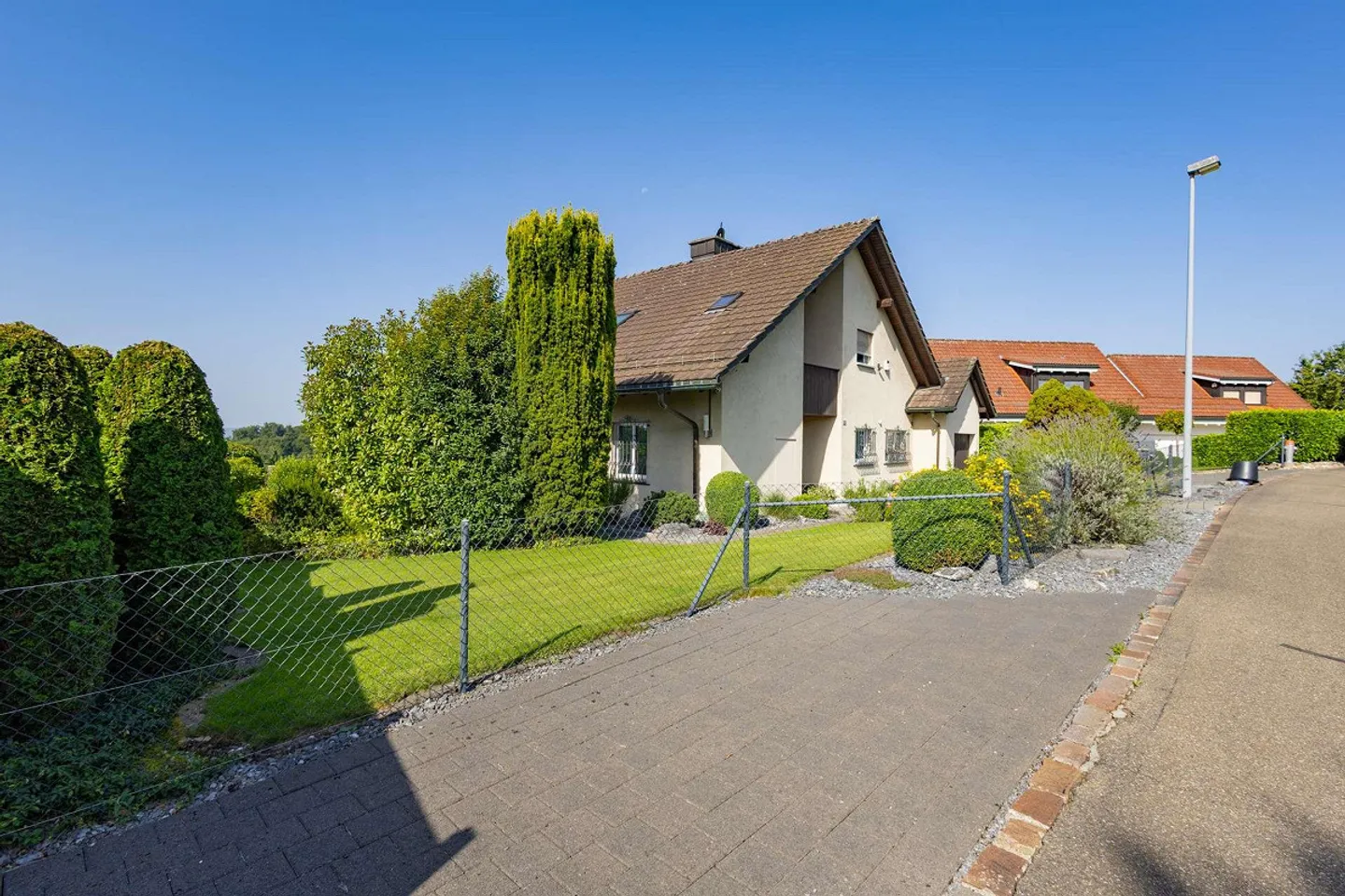 La tua casa con carattere da villa? Spaziosa casa unifamiliare di 7,5 stanze a Nürensdorf con idillio giardino e vista sulle Alpi - Foto 32 di 32