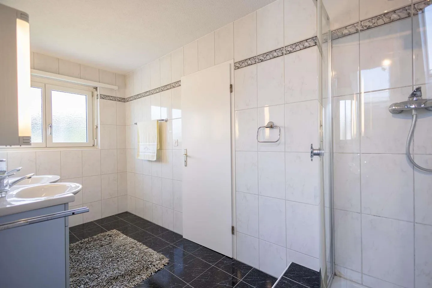 La tua casa con carattere da villa? Spaziosa casa unifamiliare di 7,5 stanze a Nürensdorf con idillio giardino e vista sulle Alpi - Foto 31 di 32