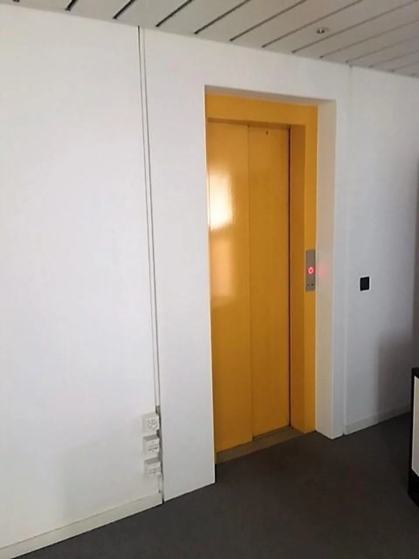 CHIASSO, BÜROGEBÄUDE ZU MIETEN - CHIASSO CORSO SAN GOTTARDO GEBIET - Foto 18 von 22