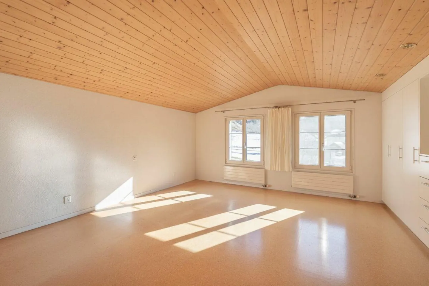 4.5-Room Single-Family House with Garden and Workshop - Photo 8 of 13