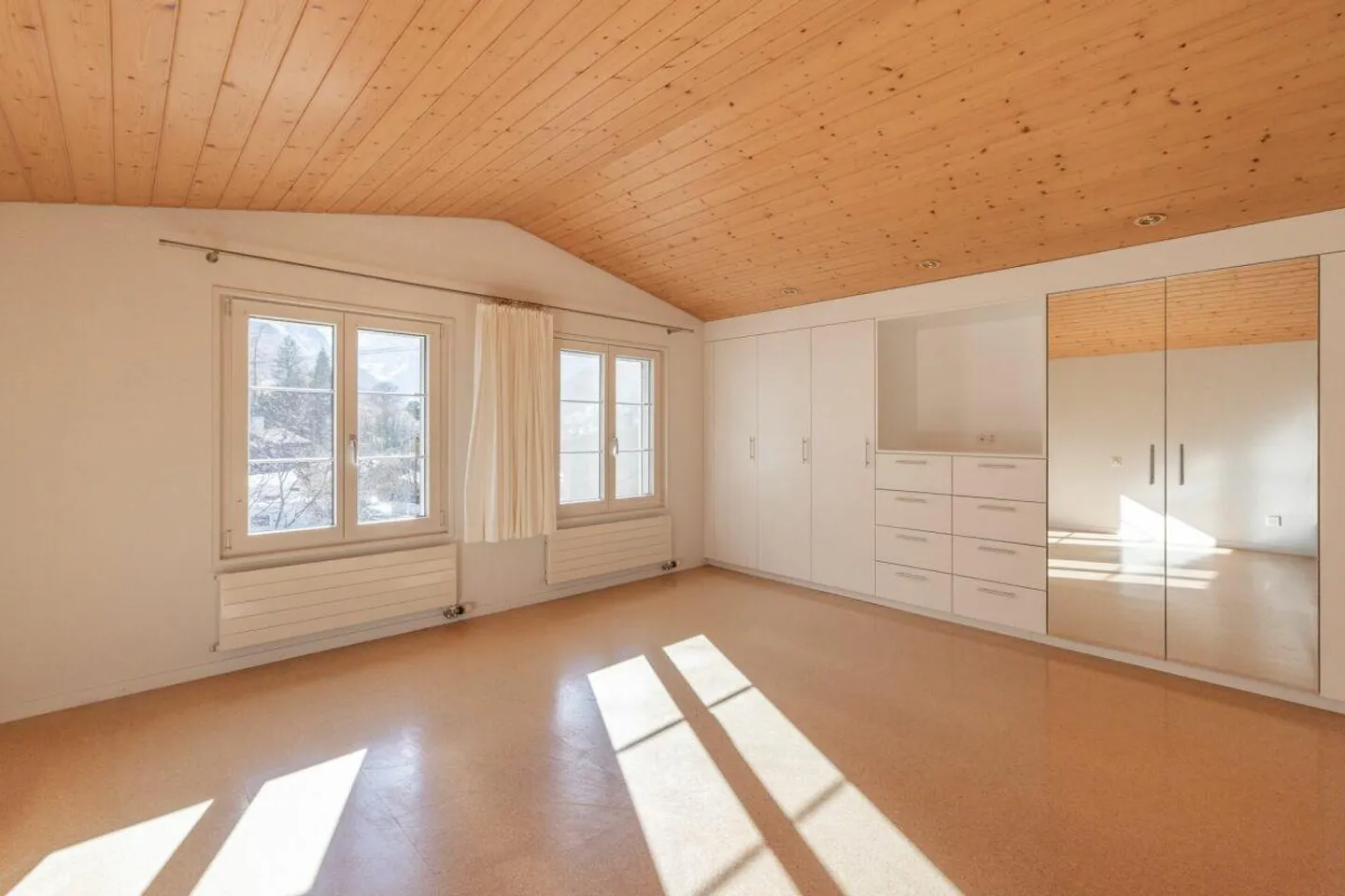 4.5-Room Single-Family House with Garden and Workshop - Photo 9 of 13