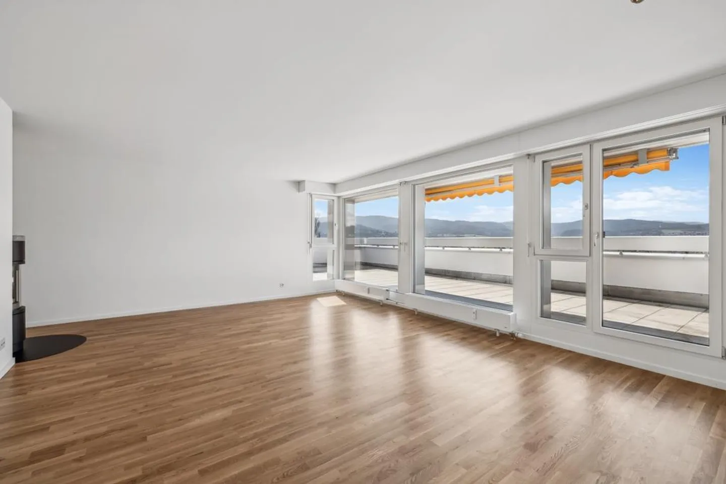 Appartement rénové avec vue dans le quartier Mischeli - Photo 3 sur 11