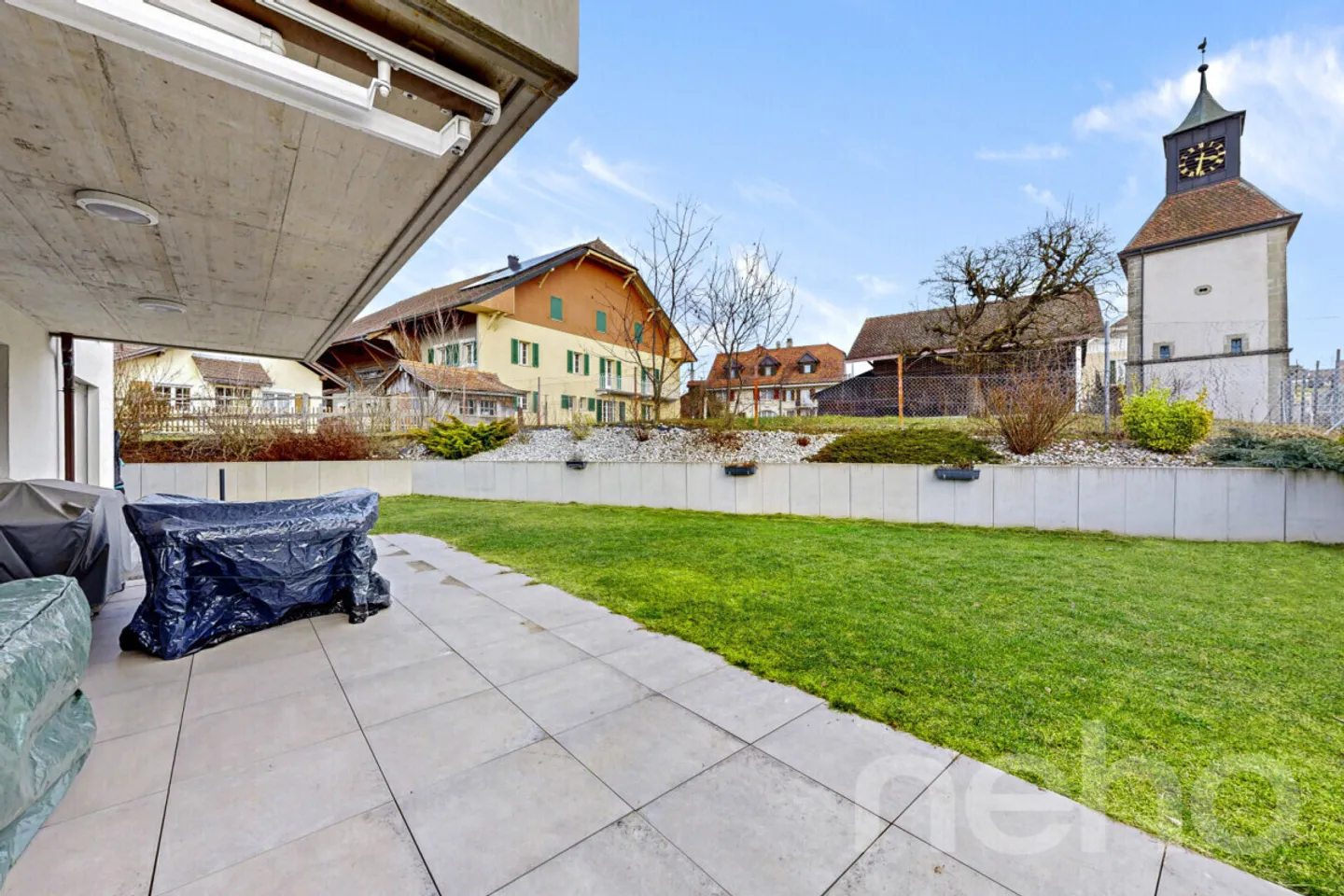 4,5 Zimmer Wohnung, lichtdurchflutet mit Garten, im Herzen des Dorfes - Foto 9 von 12