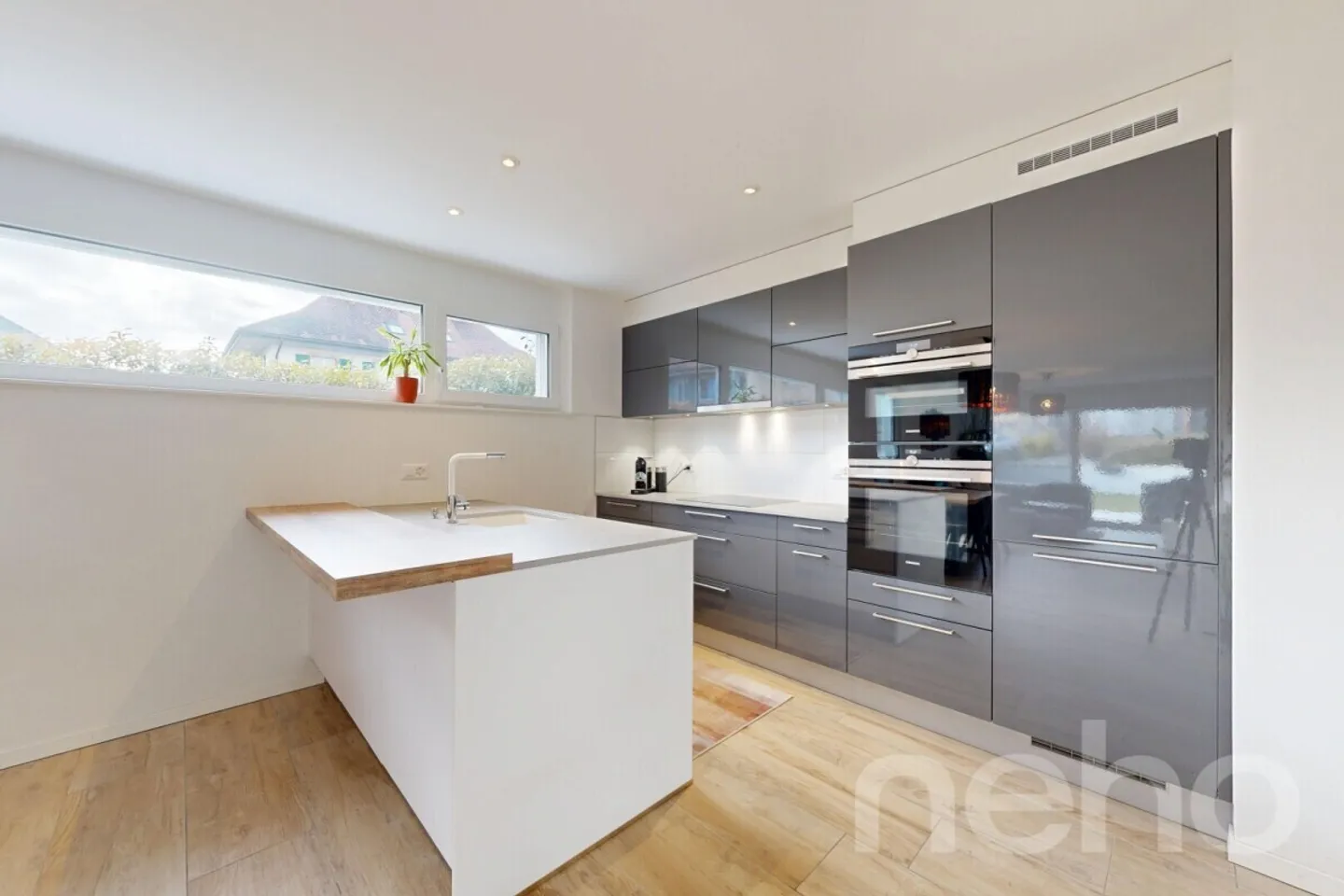 4,5 Zimmer Wohnung, lichtdurchflutet mit Garten, im Herzen des Dorfes - Foto 5 von 12