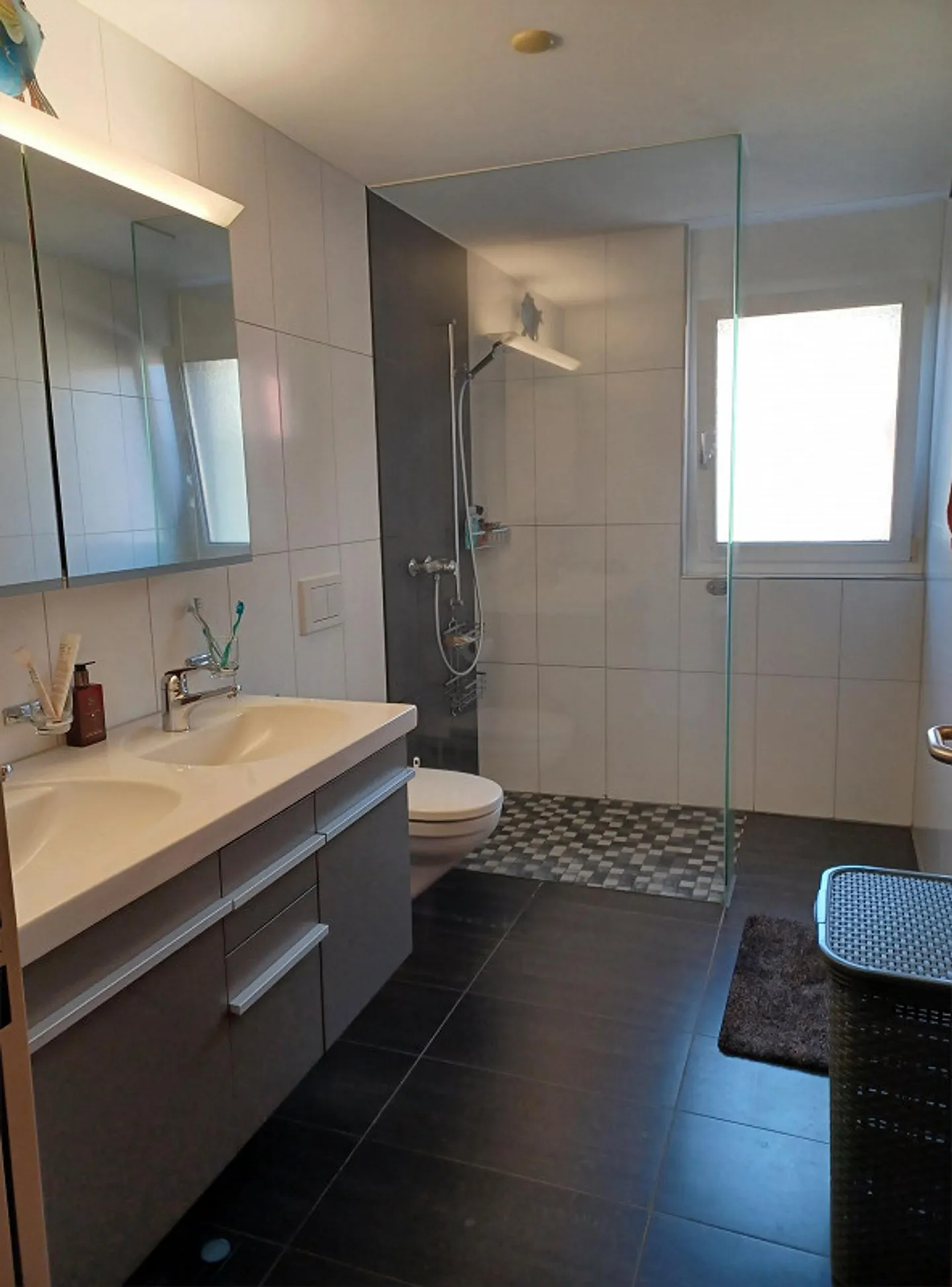 Appartement moderne de 4½ pièces dans une propriété bien entretenue - Photo 3 sur 7
