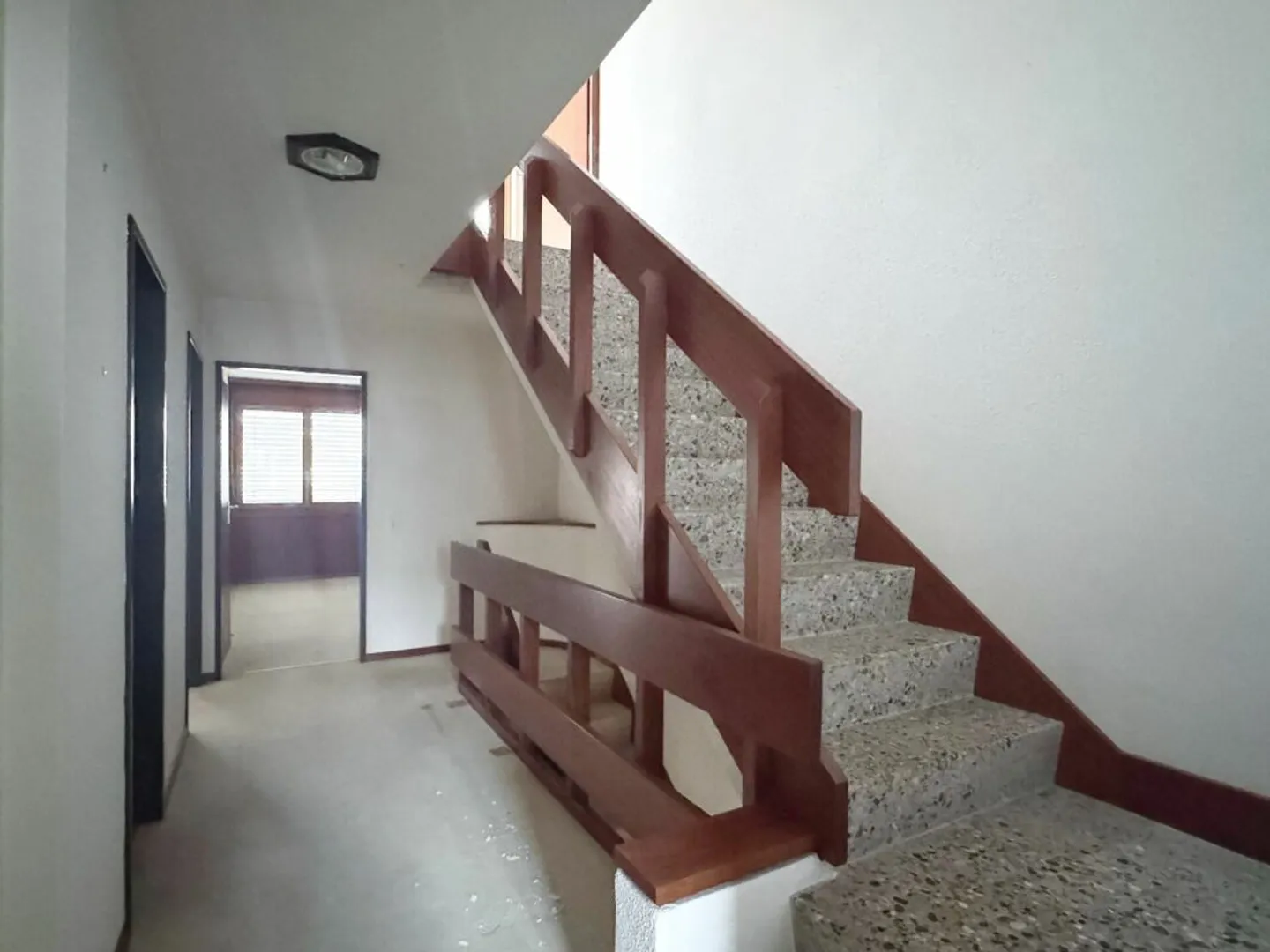 Three-storey apartment of 180 m2 for renovation in Nyon - Photo 10 of 14