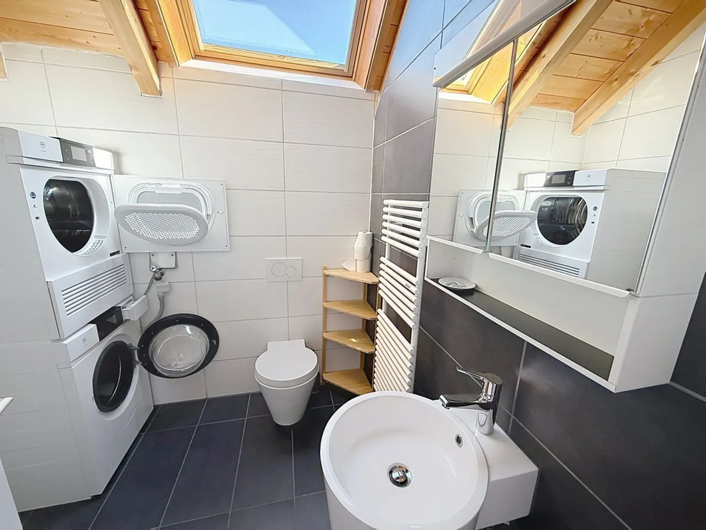 Appartamento affascinante di 4,5 stanze con ingresso separato, giardino privato e vista panoramica - Foto 7 di 11