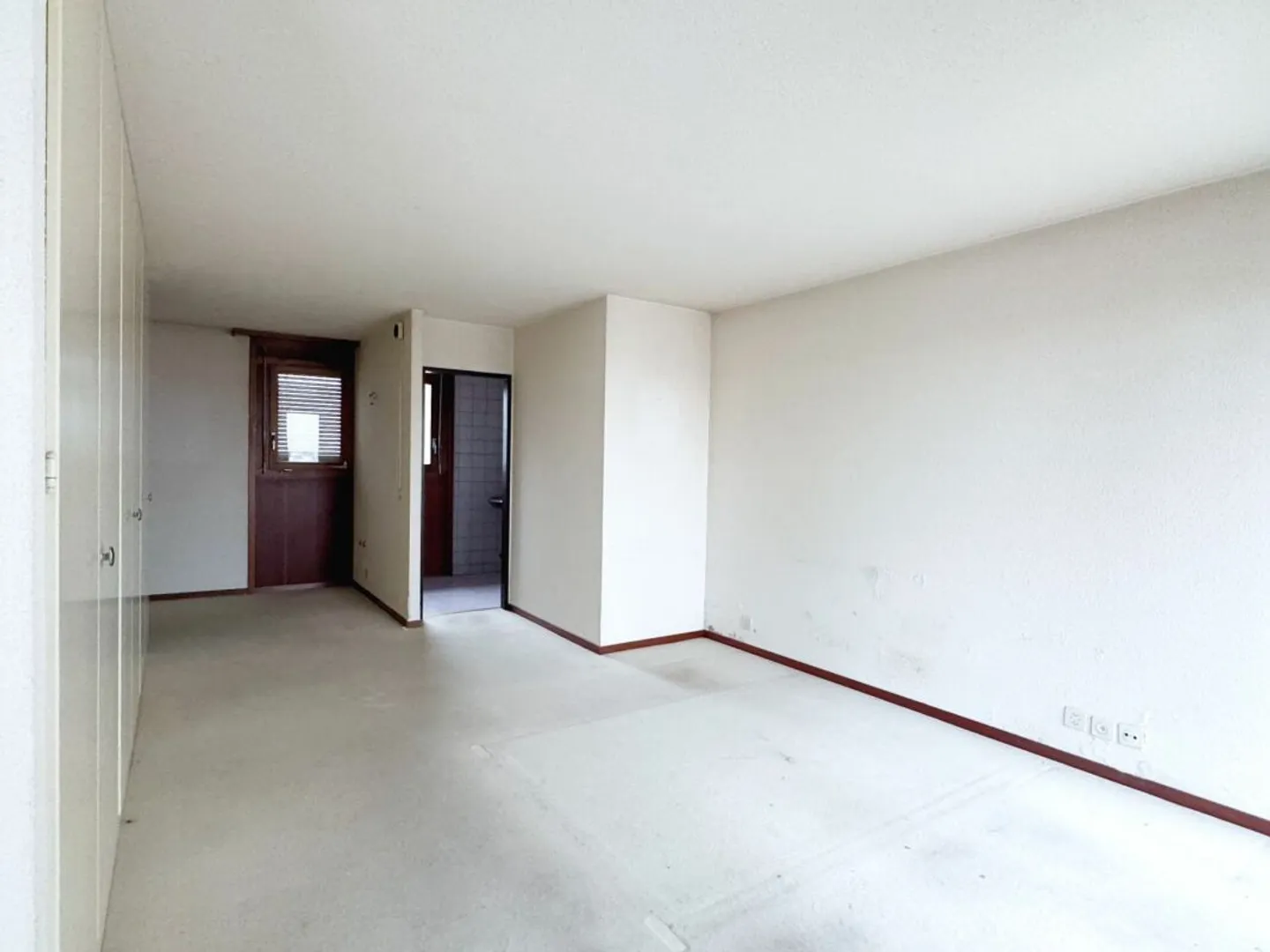 Three-storey apartment of 180 m2 for renovation in Nyon - Photo 11 of 14