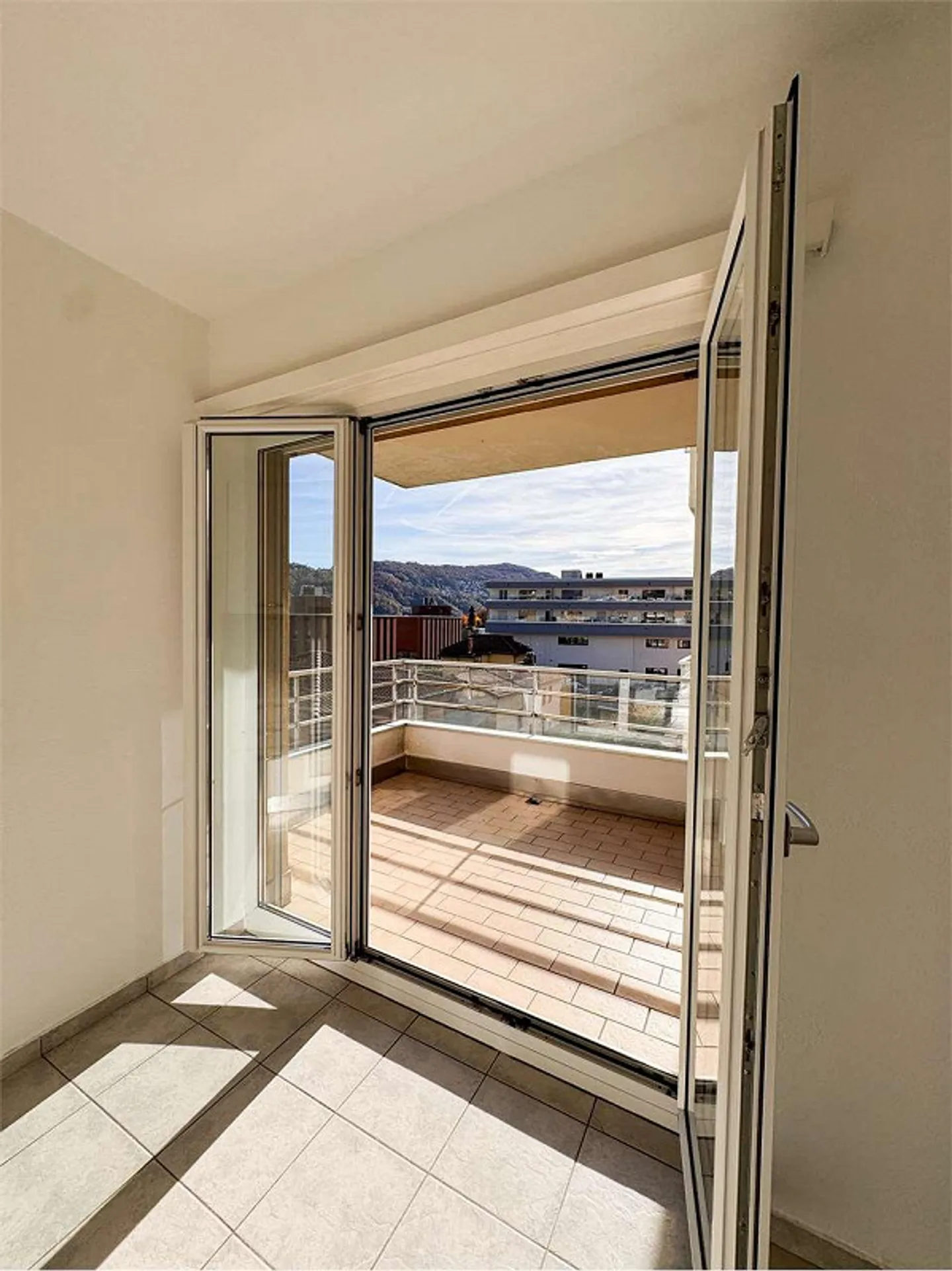 3.5 RENOVATED APARTMENT IN AGNO - Photo 3 of 13