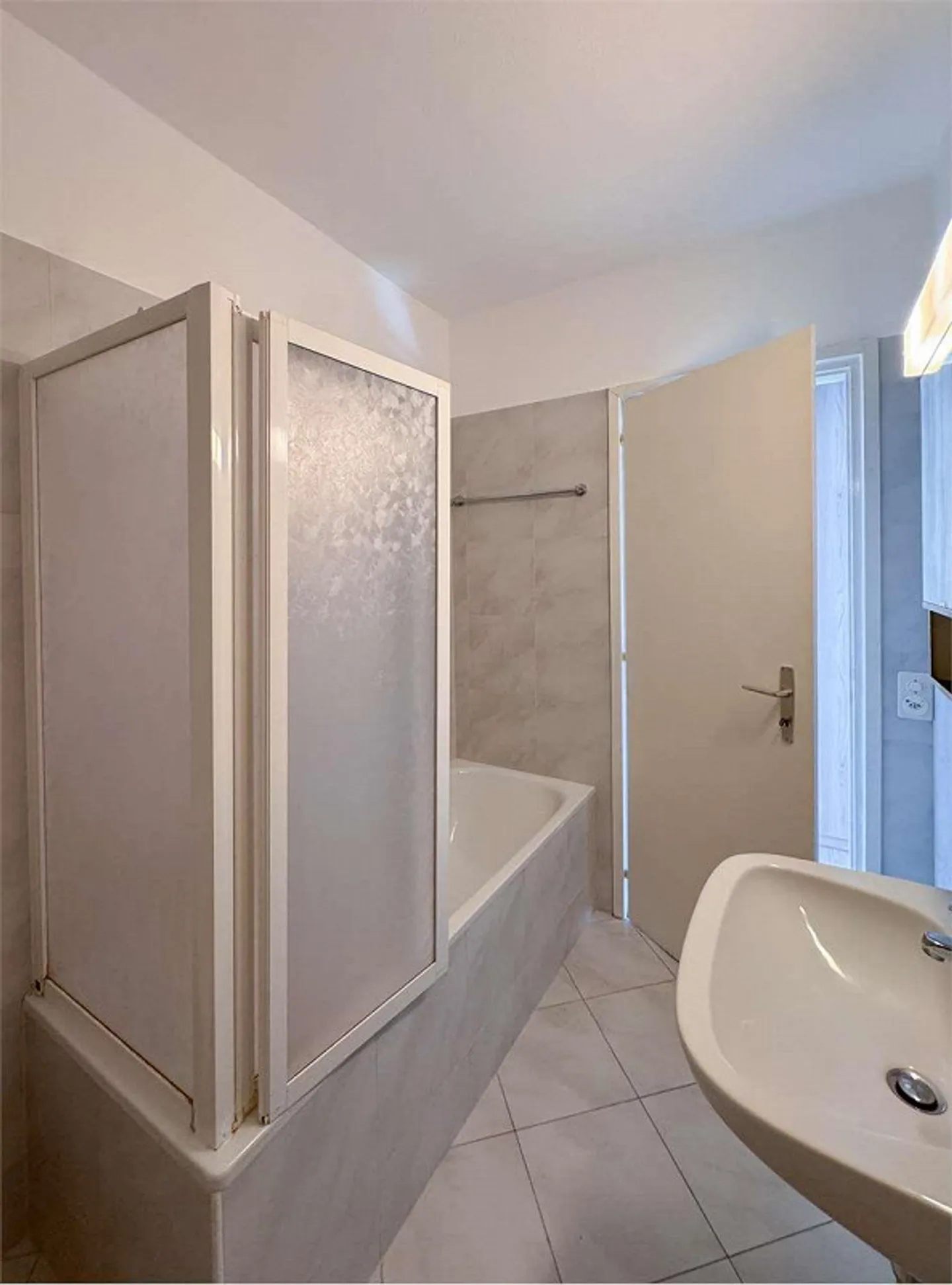 3.5 RENOVATED APARTMENT IN AGNO - Photo 8 of 13