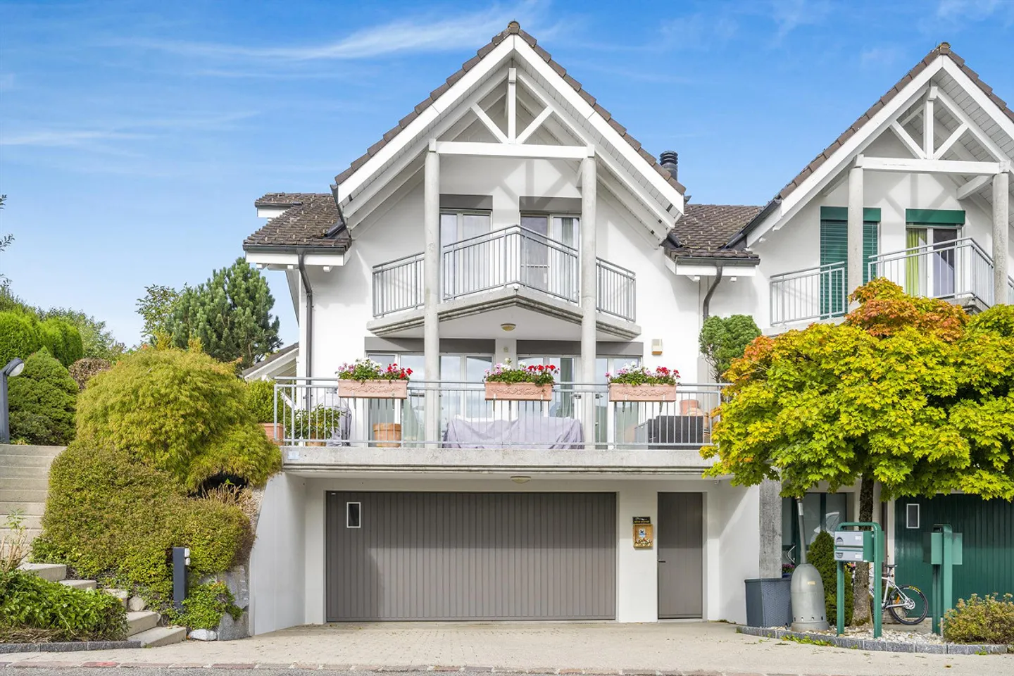 Idyllic family house with vineyard, double garage and view of Lake Zurich - Photo 2 of 21