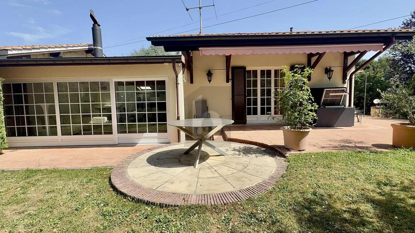GERÄUMIGE VILLA MIT SCHÖNEM GARTEN IN RUHIGER LAGE - Foto 2 von 6