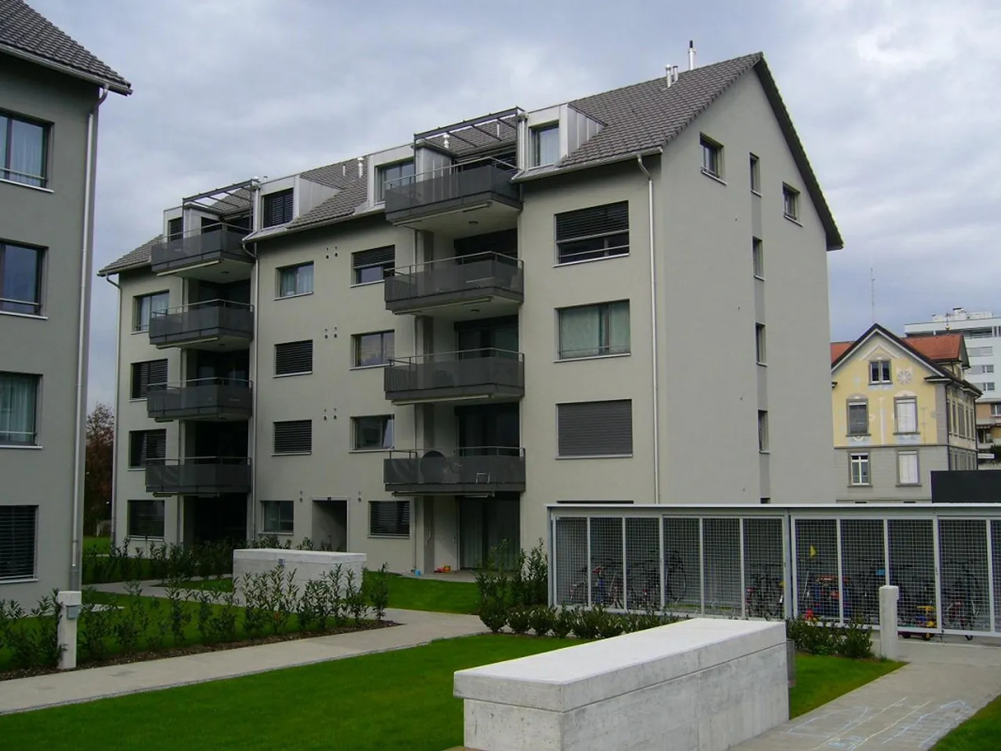 Place de parking extérieur dans le centre-ville de Dübendorf - Photo 1 sur 1