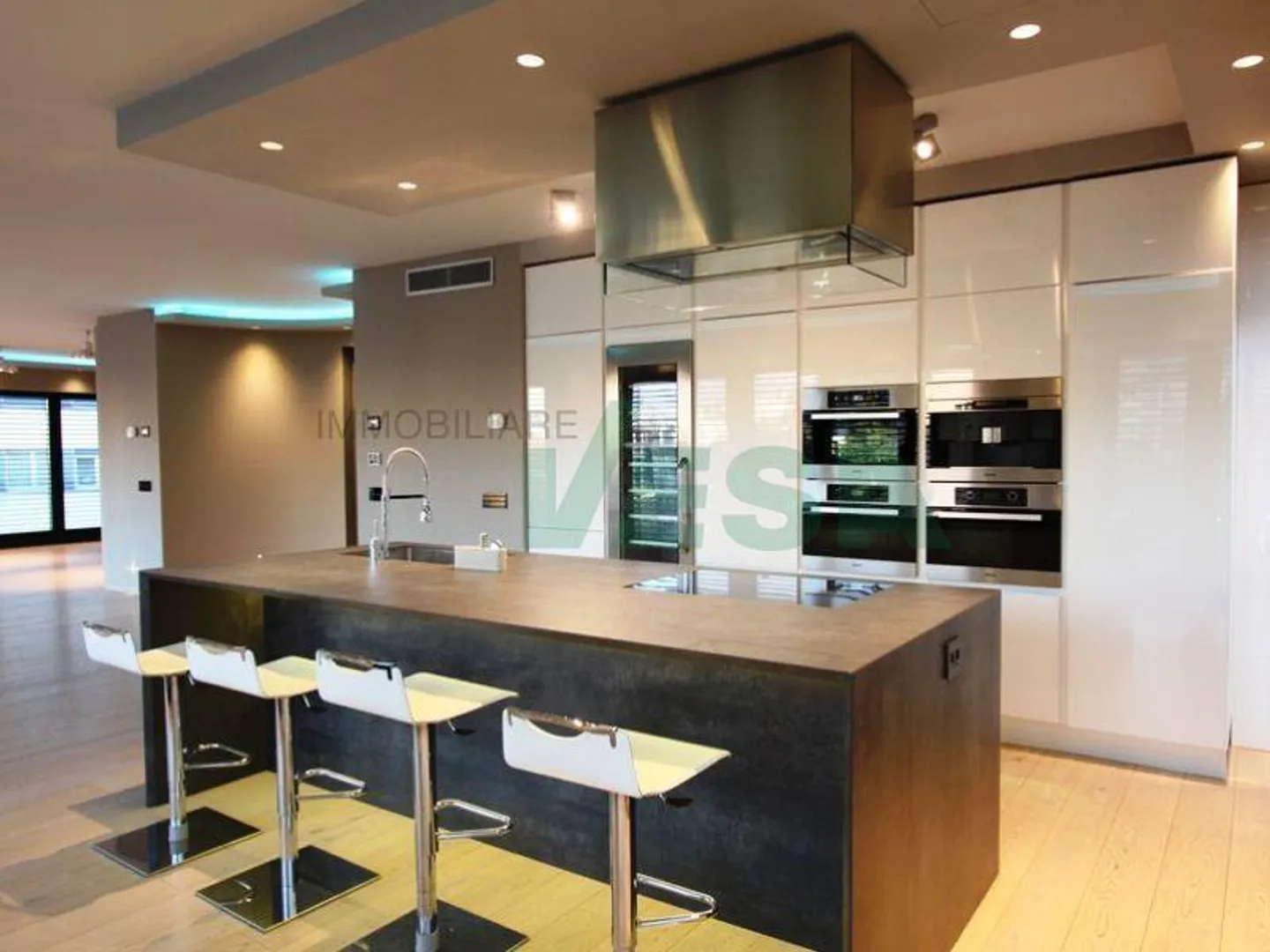 Elegant and prestigious 5.5-room apartment in a convenient location - Photo 7 of 11